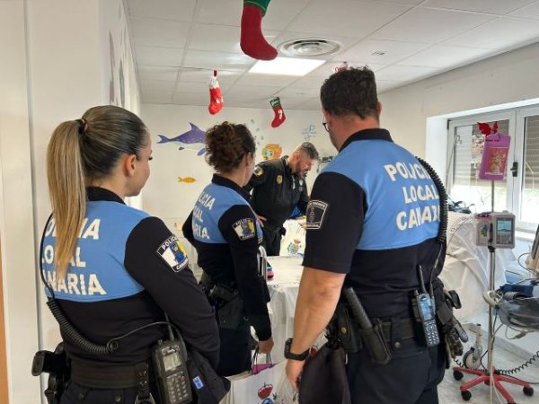Los pacientes pedi&aacute;tricos del Hospital La Candelaria reciben la visita de la Polic&iacute;a Local de Santa Cruz