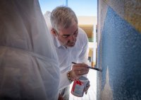 Fernando Clavijo clausura la Red de Embajadores Abor&iacute;genes del IES La Isleta participando en la pintura de un mural