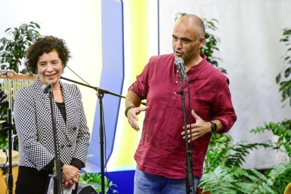 Yeray Rodríguez y David Tokar homenajean en verso al escritor Alexis Ravelo en el encuentro &#039;Verseando por la Solidaridad&#039;