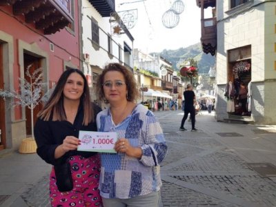 La ganadora del gran premio de &ldquo;Regala en Teror&rdquo; gastar&aacute; hoy los 1000 &euro; en los comercios del municipio