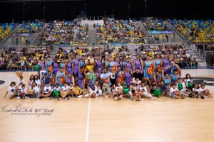 Un partido donde el resultado no importó: &#039;Solidarios con Altura&#039; emociona en el Gran Canaria Arena