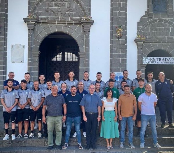 La UD Teror realizó la tradicional ofrenda a la Virgen del Pino