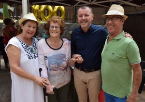 El alcalde de Gáldar felicita a Doña Dolores Reyes Molina en su cien cumpleaños