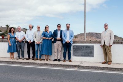 El Ejecutivo y el Ayuntamiento de Telde ponen en valor el legado de Juan León y Castillo con una placa conmemorativa en el Puente de los Siete Ojos