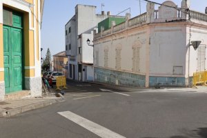 El Ayuntamiento impulsa obras para hacer más accesible los acerados en el casco de Valleseco