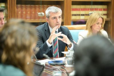 Manuel Dom&iacute;nguez anuncia medidas para la mejora de los precios de la cesta de la compra en Canarias