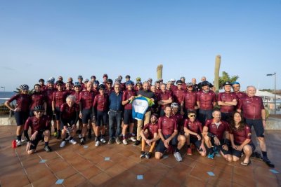 Carlos &Aacute;lamo recibe a un grupo de cicloturistas italianos, formado por unos 80 deportistas aficionados y 150 turistas