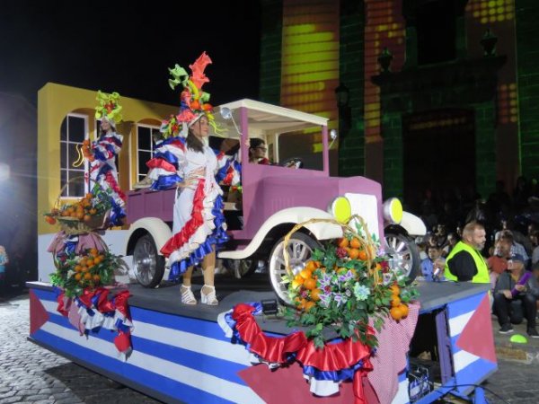 El ritmo y colorido de Am&eacute;rica Latina inund&oacute; las calles de Gu&iacute;a en la noche m&aacute;gica de la Cabalgata de Carrozas