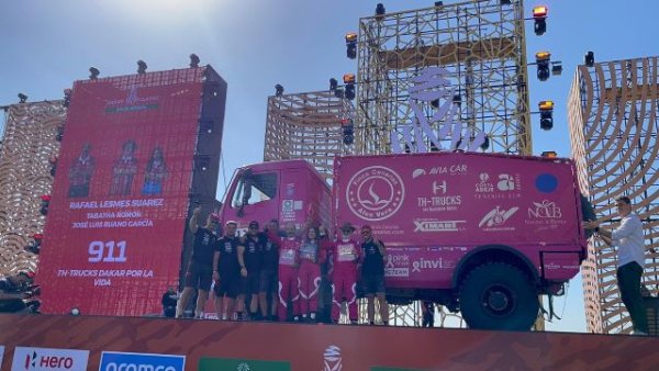 Dakar 24: El Elefante Rosa, líder de los camiones, hace historia en el Dakar de Arabia Saudí