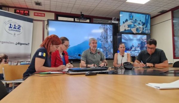 Un amplio dispositivo de extinción, seguridad y logística interviene en el incendio de Tenerife