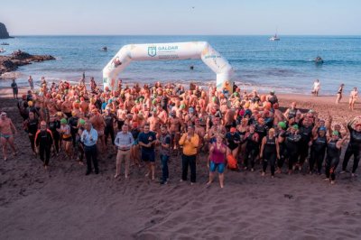 G&aacute;ldar: Doscientos participantes de diez nacionalidades diferentes despiden el a&ntilde;o con la SwimSilvestre de Sardina