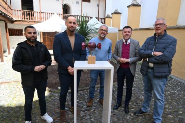Gáldar: El artista Reinaldo Sosa dona al Museo Agáldar su escultura &#039;Cebolla caramelizada&#039;
