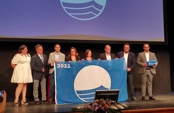 Gáldar recibe la Bandera Azul que ondeará un verano más en la Bahía de Sardina