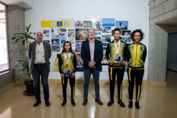 Francisco Castellano felicita a Adriana Rodríguez y Saúl Acosta, campeona y tercer clasificado del Campeonato de España Cadete de Taekwondo