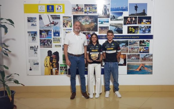 Francisco Castellano recibe y felicita a Adriel Guerra y Daniela Báez, campeón y subcampeona de España de BTT XCO