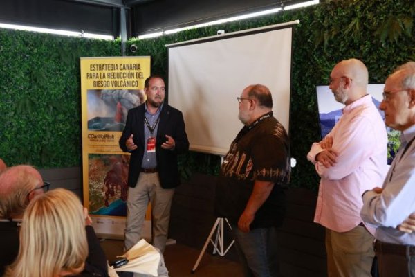 El científico Nemesio Pérez dirige el taller sobre riesgo volcánico para representantes públicos y polítIcos
