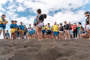 La cantera de la Lucha Canaria de Gran Canaria disfruta en la Playa de Melenara