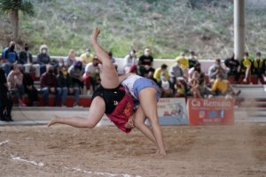 Las luchadoras muestran su mejor nivel en la Luchada Institucional del Día de las Mujeres