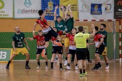 Balonmano: El Km13 Balonmano G&aacute;ldar inicia la liga en el Juan Vega Mateos