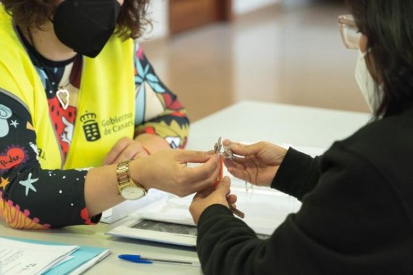 Vivienda entrega las primeras 16 casas adquiridas en Los Llanos de Aridane para afectados por el volcán