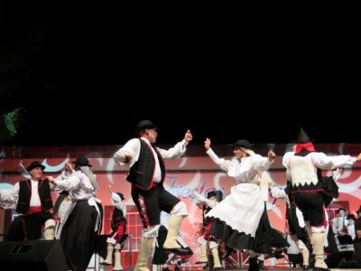 El XXIX Festival Nacional de Foklore Isla de Gran Canaria llen&oacute; de m&uacute;sica, bailes y colorido la Plaza Grande de Gu&iacute;a