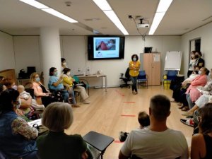 El HUC celebra la Semana Europea de la Lactancia Materna con una charla taller para abuelas y abuelos