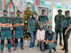 Los niños y niñas de los hospitales públicos tinerfeños reciben la visita de la Guardia Civil