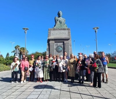 Homenaje a P&eacute;rez Gald&oacute;s frente a la escultura del escritor en el 104 aniversario de su muerte