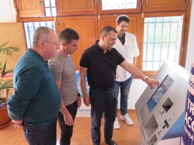 El Ayuntamiento de Gu&iacute;a instala una Pantalla T&aacute;ctil de Tramitaci&oacute;n en Casas de Aguilar, en las median&iacute;as del municipio