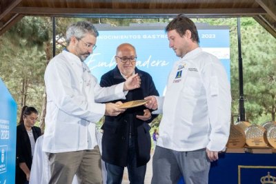 El Cabildo homenajea a los 20 restaurantes incluidos en las gu&iacute;as Michel&iacute;n y Repsol