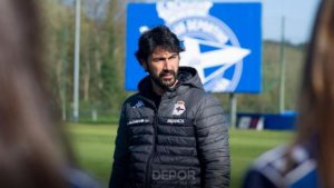 El t&eacute;cnico del D&eacute;por femenino se&ntilde;ala a su ayudante en la denuncia an&oacute;nima