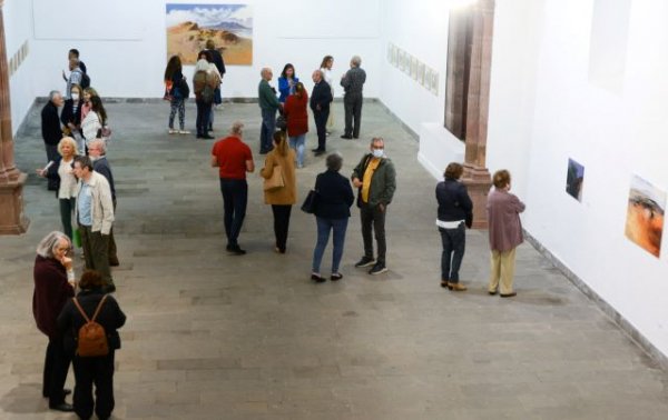 El pintor Juan Guerra realiza una visita guiada a su muestra ‘Geografía Onírica’ que se exhibe en la Casa de la Cultura de Guía