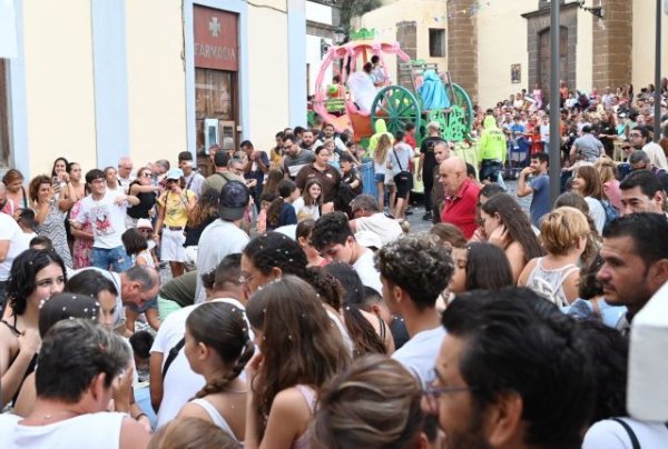 Guerra de Confeti llena de risas y júbilo en la Batalla de Flores de las fiestas de Guía
