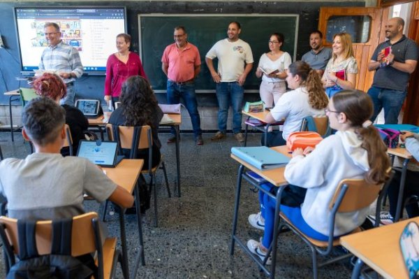 Valleseco entrega las agendas escolares al alumnado y supervisa las mejoras en el centro educativo
