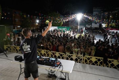 Gáldar: Los polvos Holi desatan la diversión y el colorido en las fiestas de Barrial