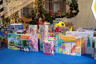 El Cabildo entrega a la Casa de Galicia los juguetes donados por su personal para la campa&ntilde;a de Reyes