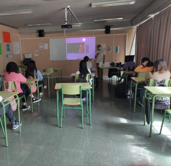 Se realizó el taller de poesía en el IES Agaete Pepe Dámaso con el poeta y escritor Tebu Guerra