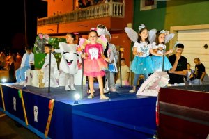 Gáldar: La fantasía y la magia invaden las calles de Barrial con las tradicionales carrozas