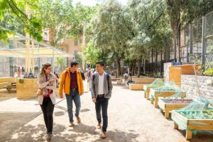Educación conoce en Barcelona soluciones para adaptar los centros al cambio climático a través de los patios