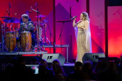 G&aacute;ldar: La voz de Patricia Mu&ntilde;oz ilumina la Plaza de Santiago y este viernes llega el espect&aacute;culo de Los Gofiones