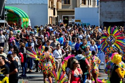 Miles de personas vibran durante m&aacute;s de diez horas con el Carnaval en Familia