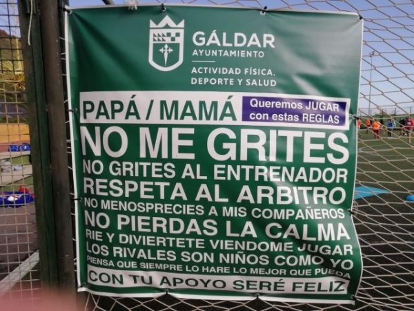 El Ayuntamiento de Gáldar instala nuevos carteles en las instalaciones deportivas para promover el respeto en el deporte base