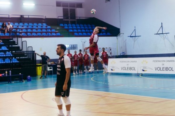 Voleibol: El Arona Spring In Motion gana a domicilio en Sabadell y mantiene una jornada m&aacute;s el liderato en Superliga 2