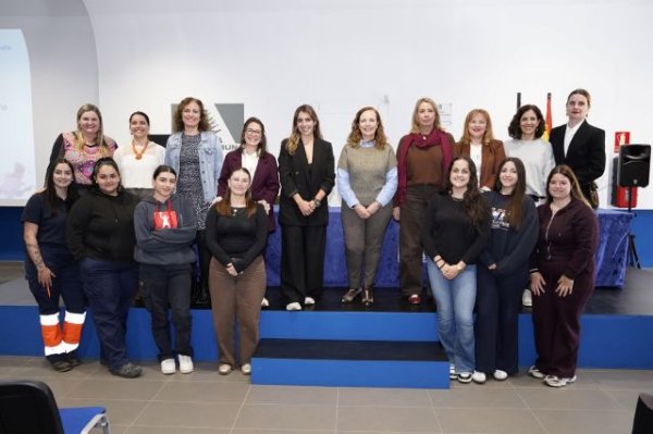 Femete sit&uacute;a a las mujeres en el centro del futuro de la industria canaria