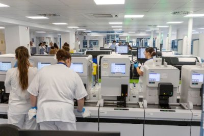 Los laboratorios del Hospital Universitario La Candelaria analizan m&aacute;s de diez millones de muestras al a&ntilde;o