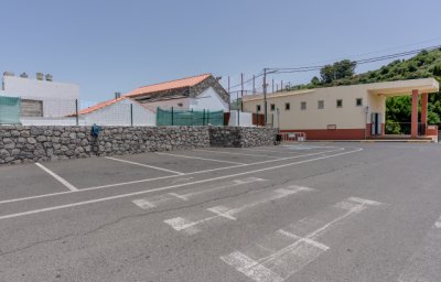 Valleseco instala dos nuevos puntos de recarga para veh&iacute;culos el&eacute;ctricos junto a las instalaciones deportivas y la Escuela Infantil