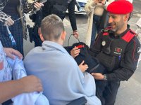 Los pacientes pedi&aacute;tricos del Hospital La Candelaria reciben la visita de la Polic&iacute;a Canaria