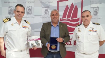 Puerto del Rosario: El alcalde Juan Jim&eacute;nez recibe a los comandantes del buque de apoyo log&iacute;stico &lsquo;Ysabel&rsquo;, atracado en el puerto capitalino