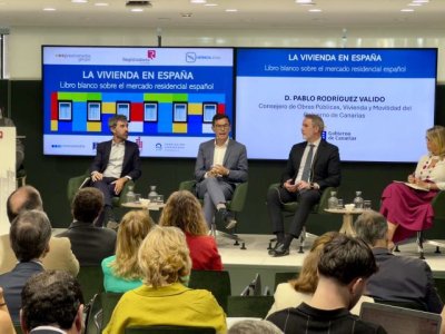 Rodr&iacute;guez destaca en Madrid la estrategia canaria para afrontar la emergencia habitacional y aumentar la oferta
