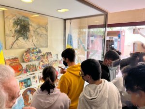 CC de la Aldea expone en su sede la obra del pintor Gonzalo Suárez y organiza visitas para los jóvenes del municipio